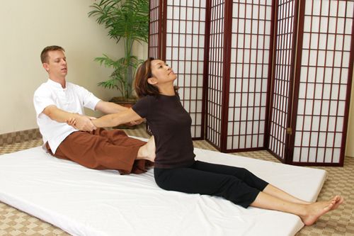 thailändsk massageposition, massageposition sträcker, thailändsk massageposition sträcker, massageposition sträcker ryggen, sträcker ryggen