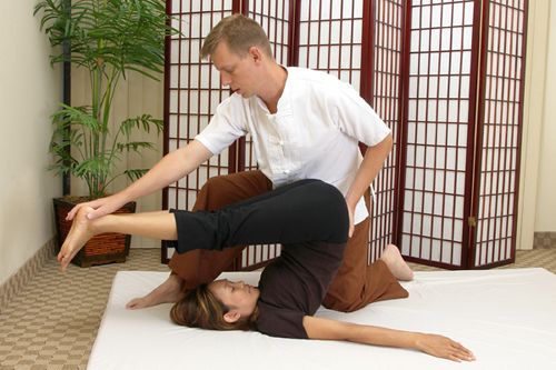 thailändsk massageposition, massageposition sträcker, thailändsk massageposition sträcker, massageposition sträcker ryggen, sträcker ryggen