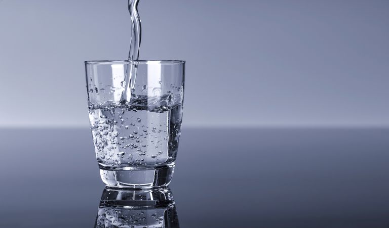 glas vatten, dricker vatten, ditt skrivbord, dricka vatten, flaska vatten, frukter grönsaker