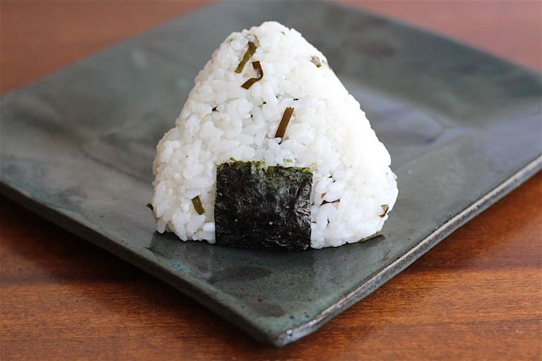 riset minuter, bildar onigiri, bort från, bort från värmen, från värmen