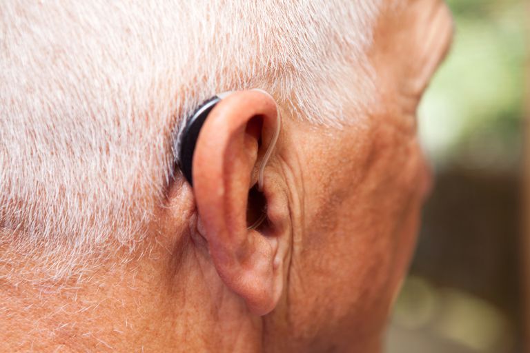 äldre vuxna, göra hörapparater, hörapparater tillgängliga, hörapparater tillgängliga över