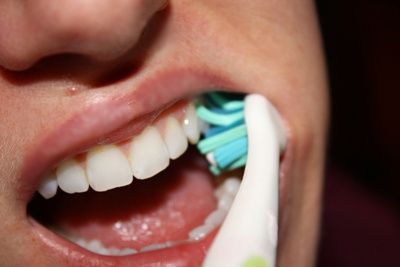 dina tänder, främre tänderna, arbeta medurs, borstarna tandköttet, eller gånger