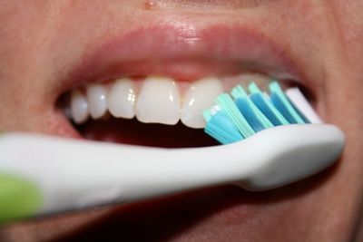 dina tänder, främre tänderna, arbeta medurs, borstarna tandköttet, eller gånger